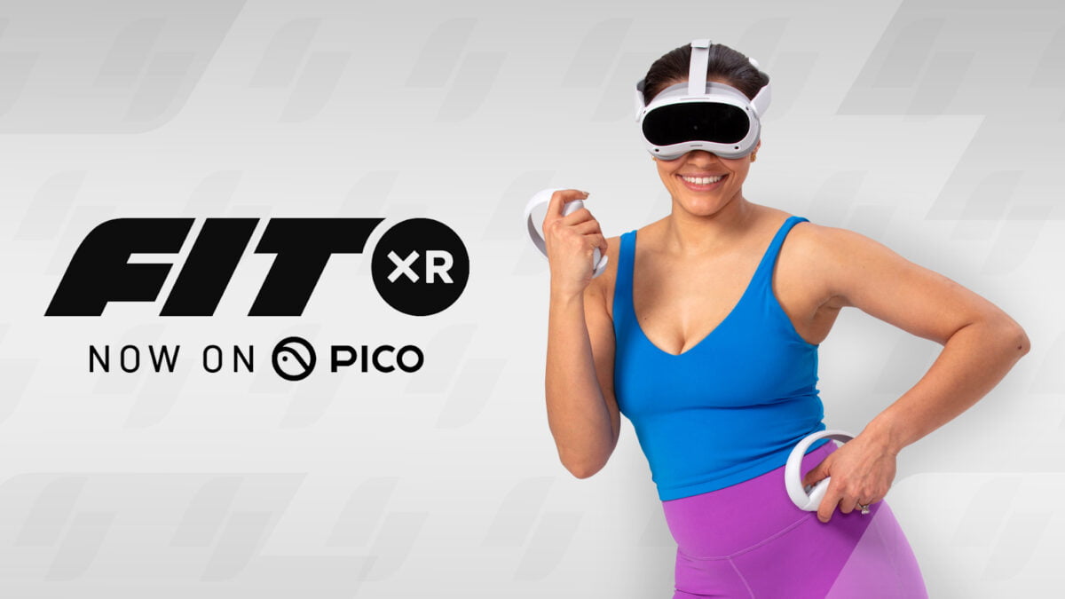 Eine Frau mit einer Pico VR Brille posiert neben dem FitXR-Logo.