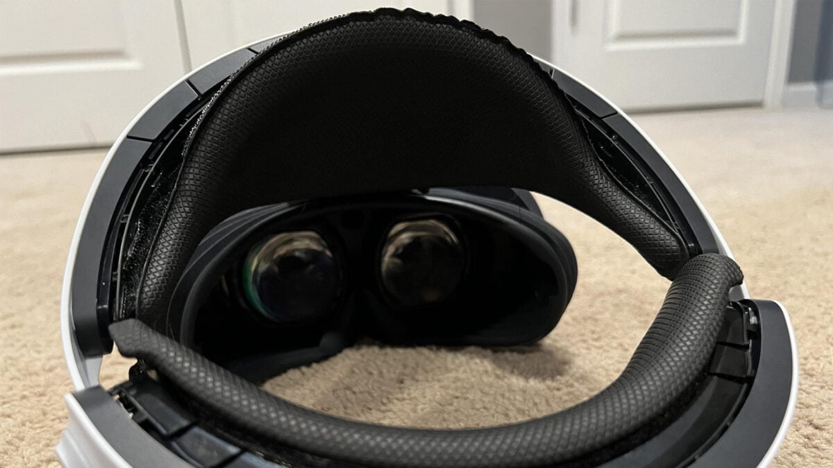 Foto einer Playstation VR 2 mit Stirnauflage und Polsterung der Playstation VR 1.