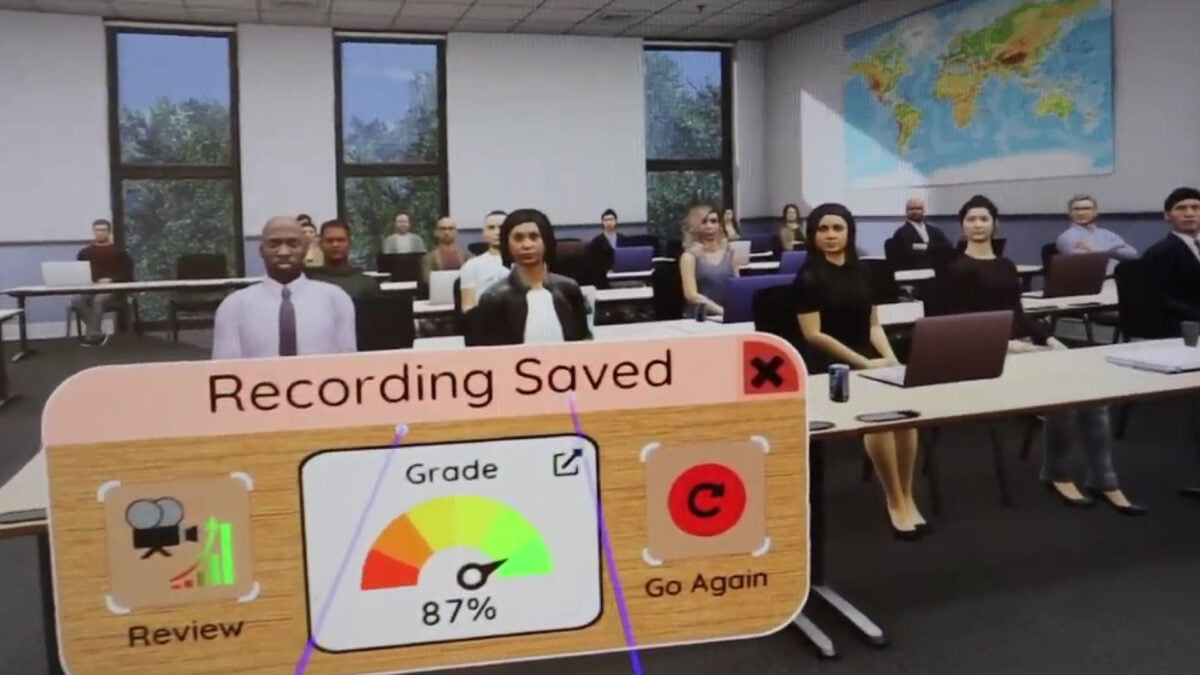 Ein virtueller Klassenraum voller Publikum in einer VR-Erfahrung, die das freie Sprechen lehren soll.