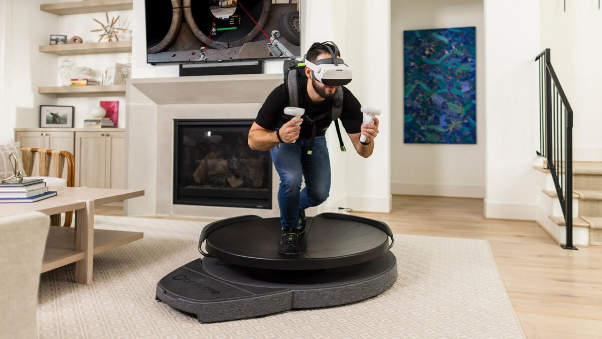 Mann nutzt VR-Laufband im Wohnzimmer und geht dabei in die Knie, als würde er sich anschleichen.