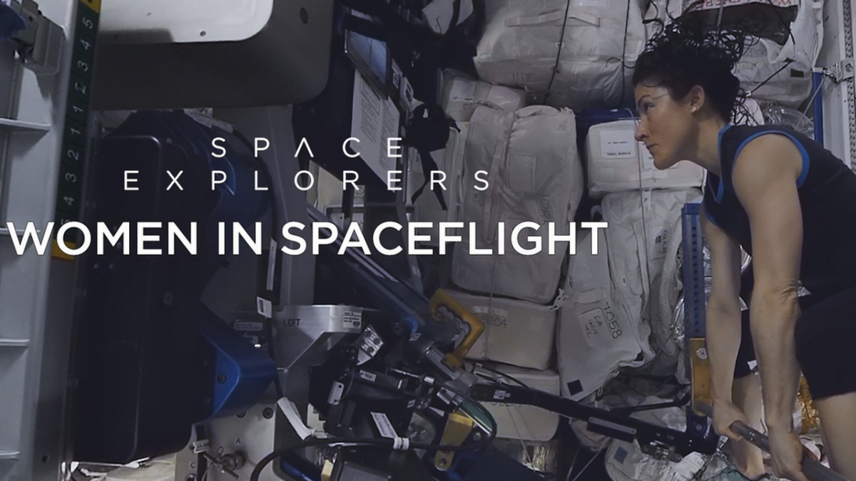 Teaserbild für den VR-Film Women in Spaceflight, eine Astronautin schwebt von rechts im Bild durch die ISS