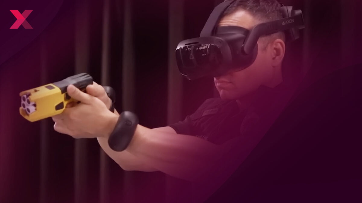 Ein Polizist mit Vive Tracker am Arm und VR-Brille zielt mit einer Übungspistole