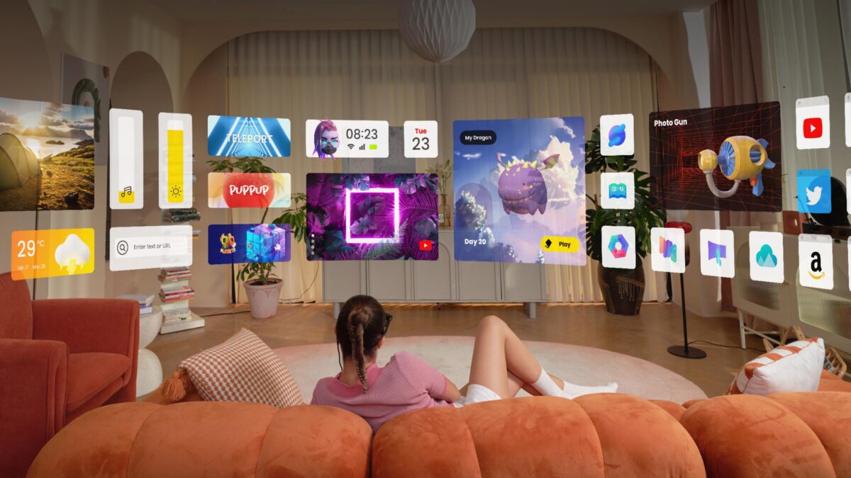 Eine Frau sitzt auf einem Sofa. Vor ihr schweben mehrere Bildschirme im Raum.
