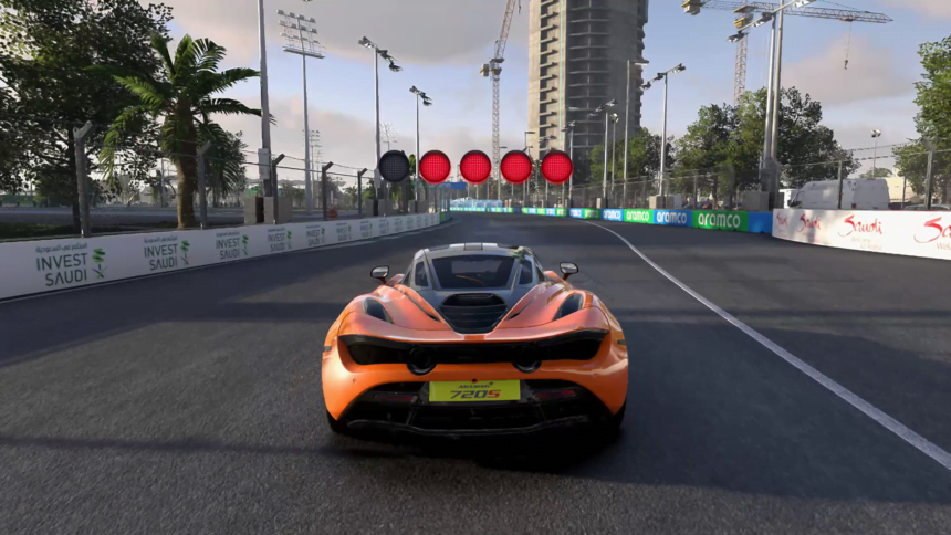 Das PC-Spiel F1 22 im Monitormodus beim Grand Prix Saudi Arabien zeigt einen orangefarbenen MacLaren F1 in der Kurve.