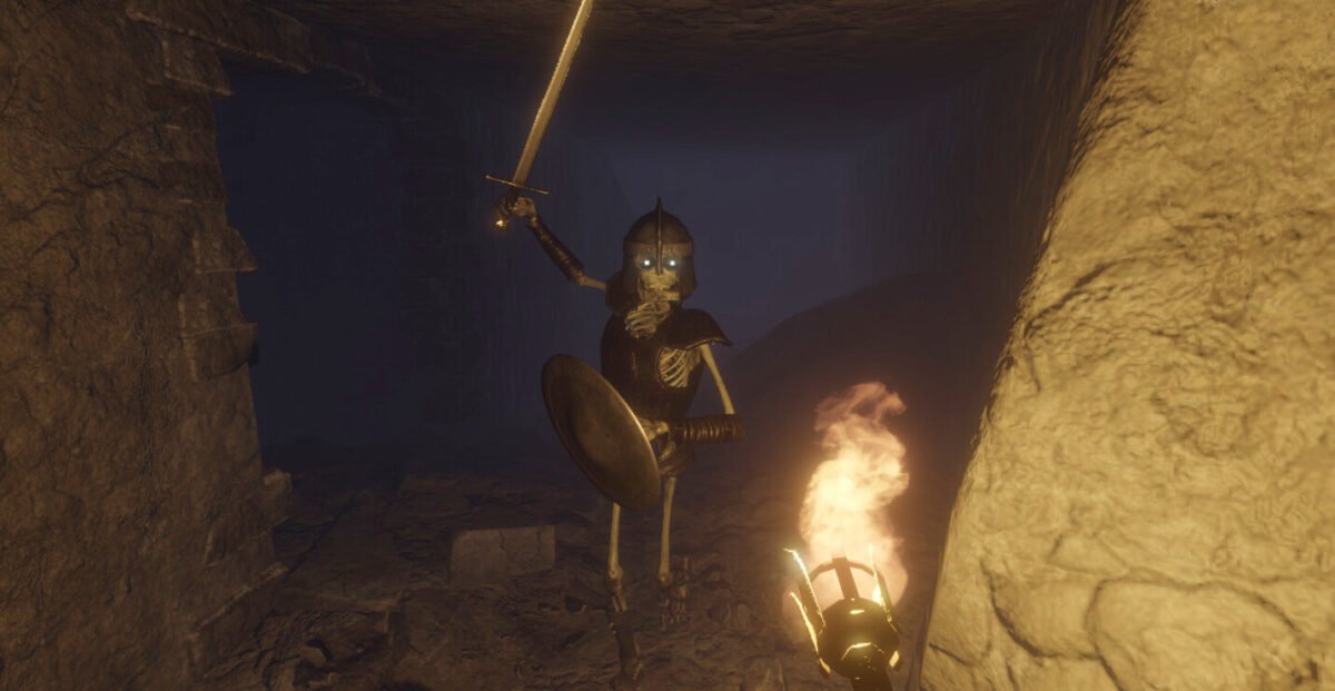 Ein Skelettkrieger mit erhobenem Schwert in einer schummrigen Höhle.