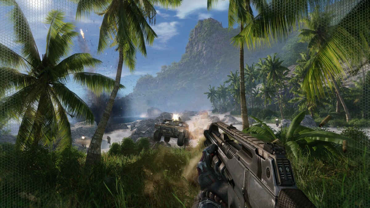 Screenshot aus Crysis Remastered zeigt eine Kampfszene am Palmenstrand.