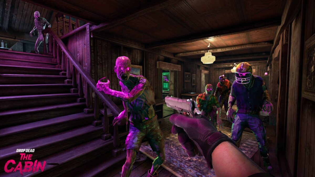 Der Spieler zielt auf eine Gruppe heranschlurfender, aggressiver Zombies in einer Waldhütte.