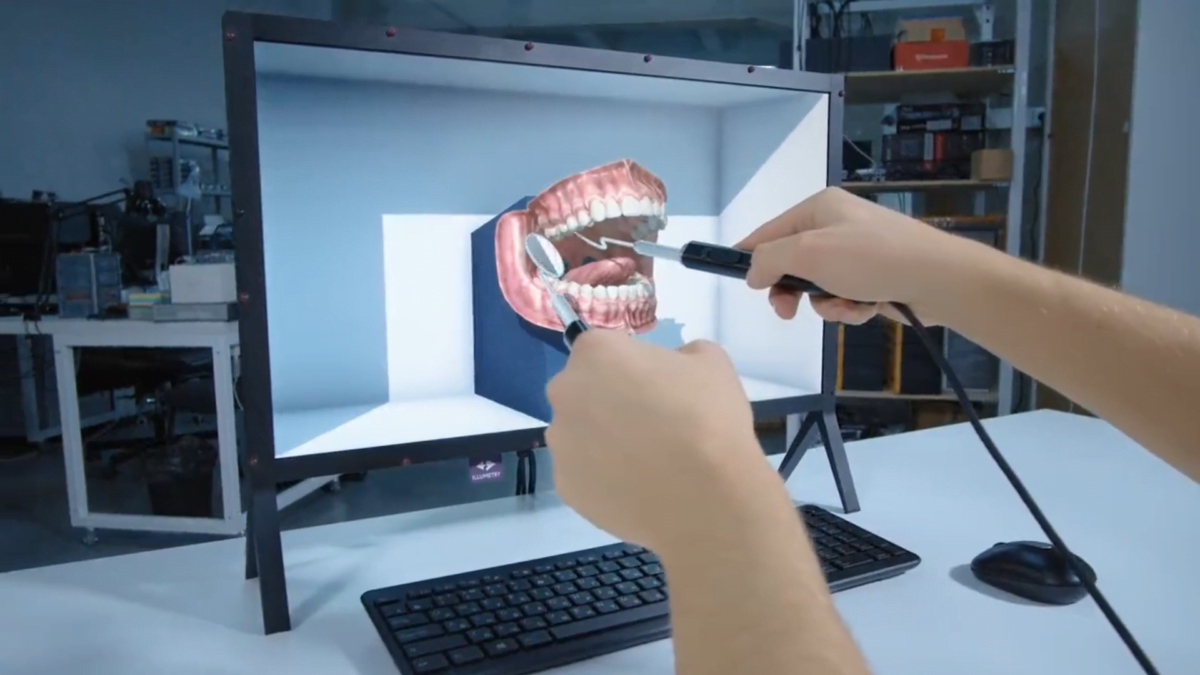Ein Zahnarzt betrachtet ein räumliches Gebissmodell auf dem XR-Monitor von Illumetry IO aus der Ego-Perspektive, mit davor gehaltenen Instrumenten.
