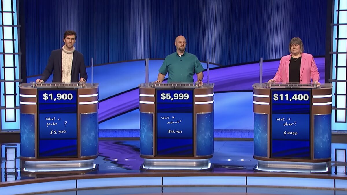Drei Kandidaten aus Jeopardy und ihre Antworten.
