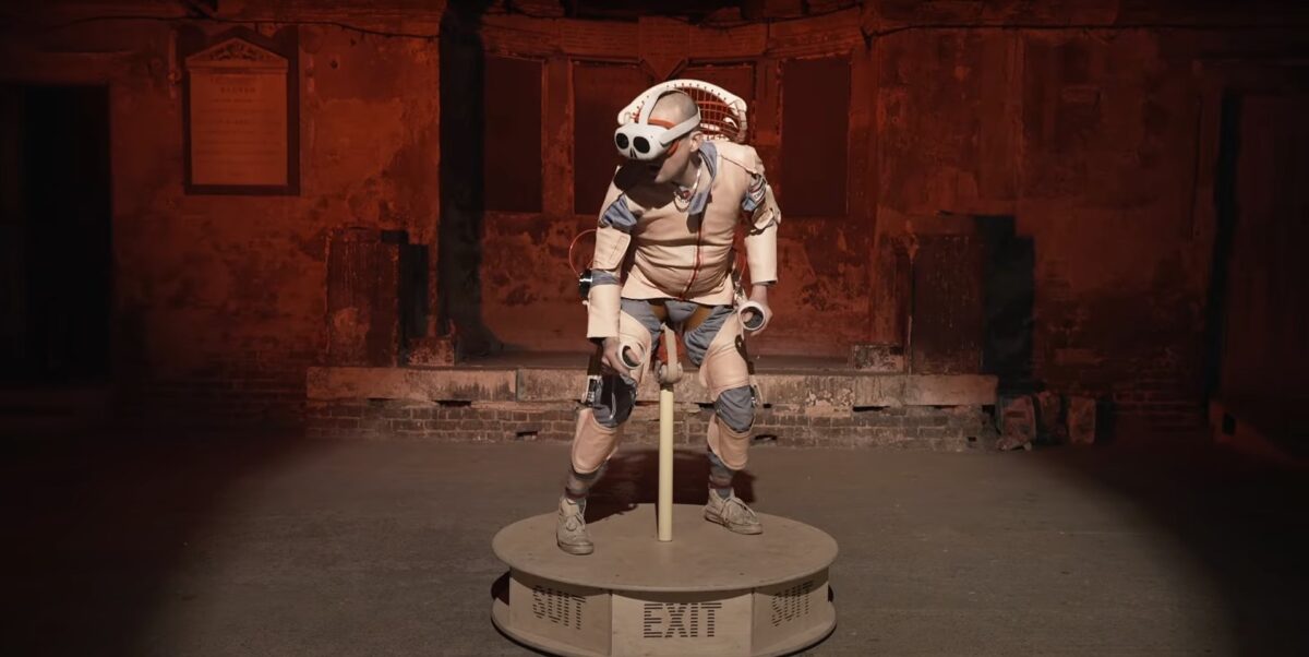 Ein Mann im VR-Exoskelett Exit Suit.