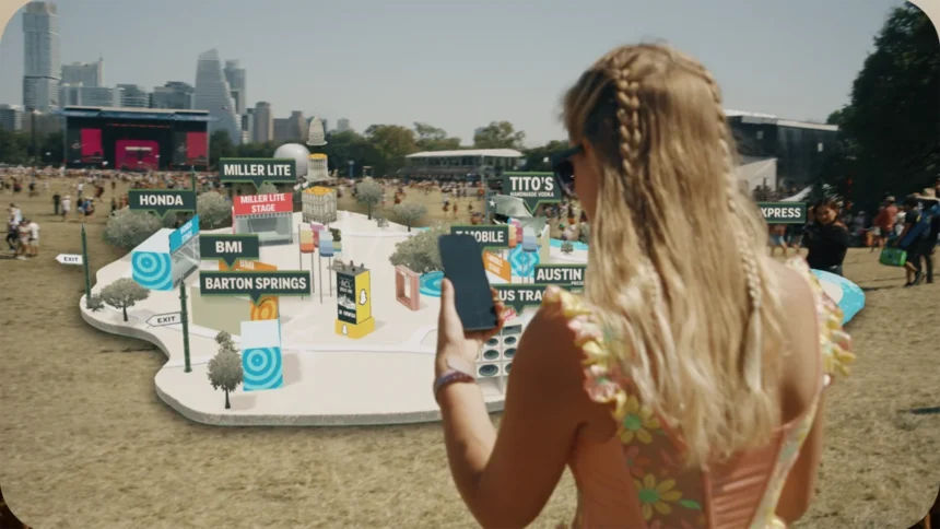 Eine Frau auf einem Festival. Sie sieht auf ihr Handy. Vor ihr ist eine 3D-Ansicht des Festivals auf dem sie sich befindet.