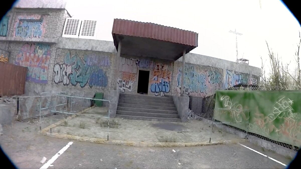 Anfangsszene aus dem viralen Unrecord-Video, das den Eingang in einen heruntergekommenen, verlassenen Gebäudekomplex zeigt.