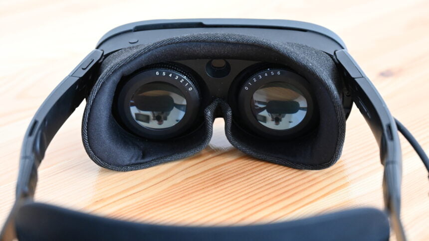 VR-Brille Vive XR Elite auf einem Tisch, Blick auf die Linsen