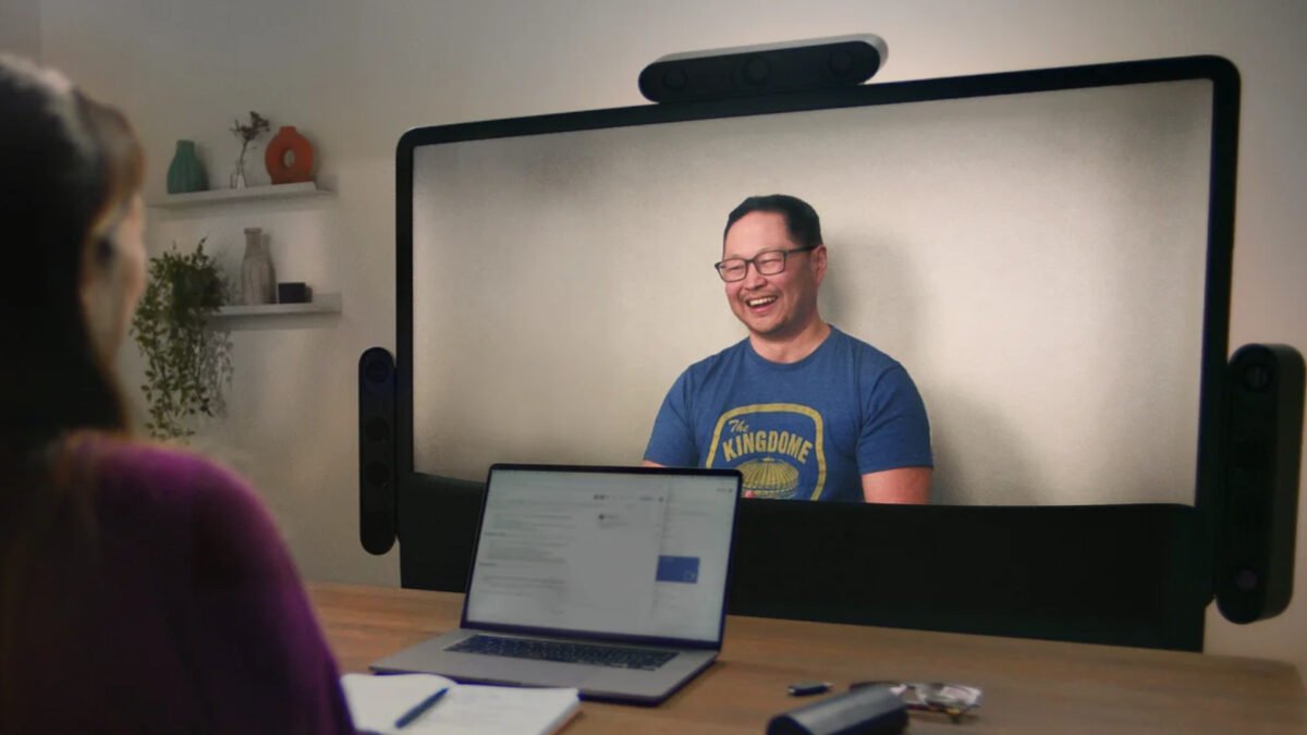 Zwei Menschen kommunizieren über einen Video-Call mit Googles Project Starline miteinander.