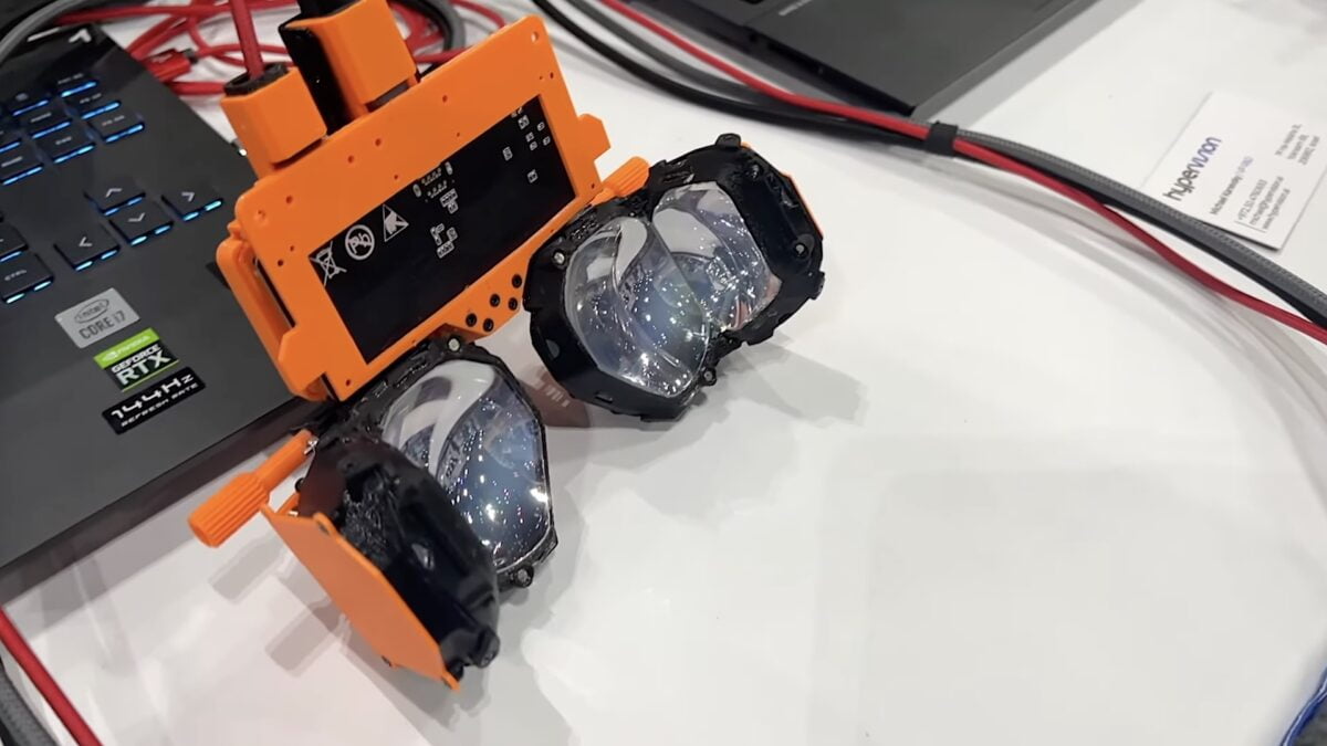 Bild der Hypervision VR240 Gen 2 zeigt ein rudimentäres VR-Testbench mit zwei miteinander verschmolzenen Pancake-Linsen.