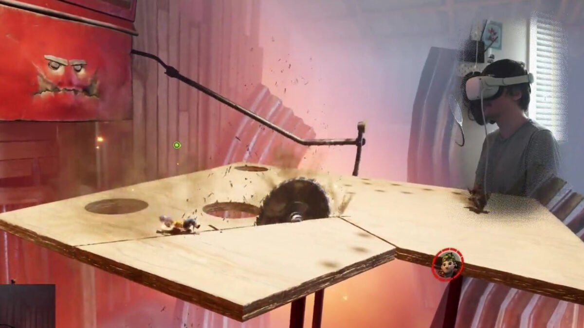 Ein Ausschnitt des Spiels It Takes Two zeigt, wie sich die Spielfiguren auf einer Holzplatte um eine Kreissäge tummeln.