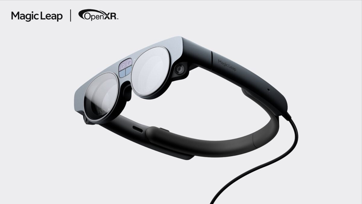 Magic Leap 2-Headset mit dem OpenXR-Logo, einem offenen Standard, den die AR-Brille jetzt nativ unterstützt.