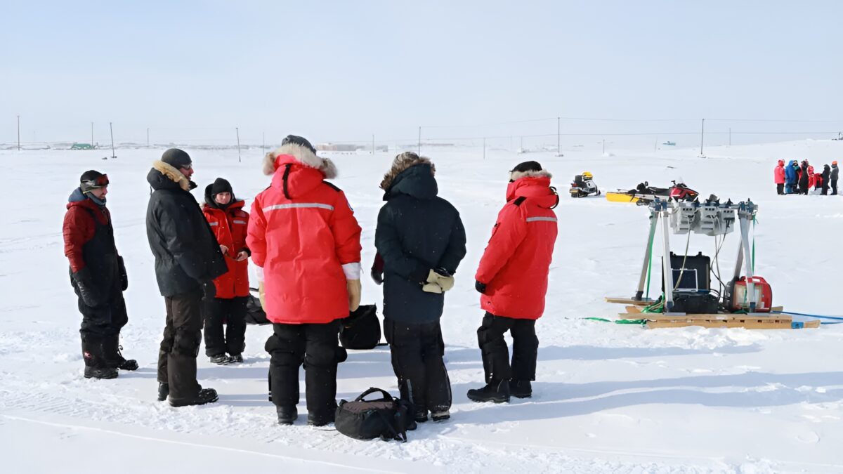 Die Schüler versammeln sich am letzten Tag der Feldkampagnen, die Teil der Arctic Snow School in Cambridge Bay waren. Sie lernten den Umgang mit Instrumenten wie Radiometern und Spektrometern.