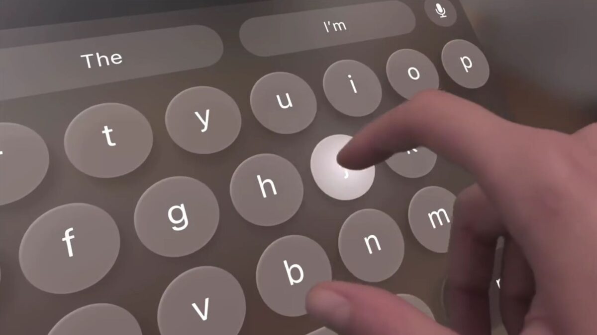 Ein Apple-Ingenieur stellt die Texteingabe in der Apple Vision Pro vor. Neben einer virtuellen soll auch eine physische Tastatur genutzt werden können.