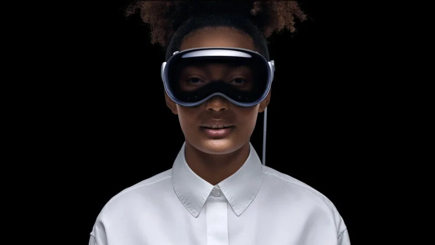 Frau trägt Apple Vision Pro vor schwarzem Hintergrund. Ihre Augen scheinen durch die Oberfläche des Headsets.