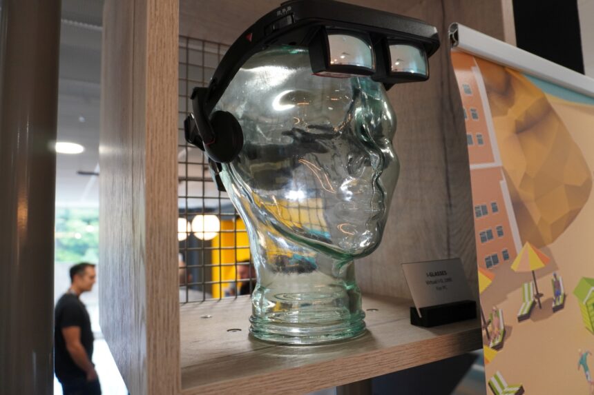 In Ndreams' Studio-Foyer finden sich zahlreiche Headset-Raritäten. Die I-Glasses von Virtual I-O wurden 1995 unter anderem als Narkose-Ersatz beim Zahnarzt beworben.
