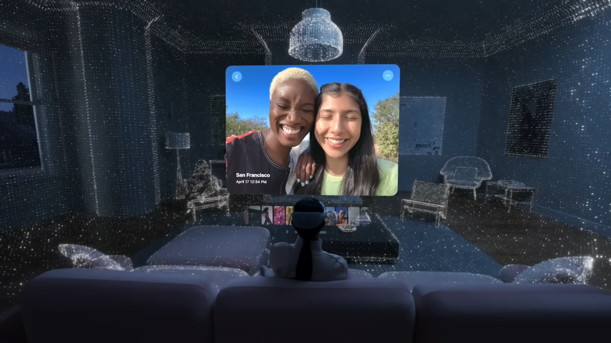 Un utente Apple Vision Pro sul divano che scatta un selfie virtuale.