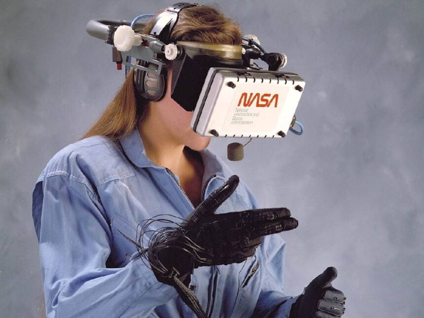Eine Frau, NASA-VR-Headset ile birlikte kullanılabilir.