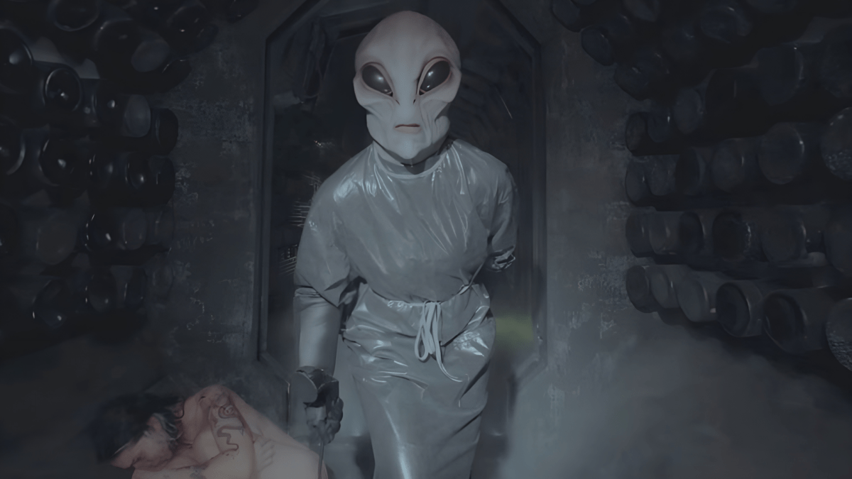 Ein Außerirdischer im VR-Film Abduction von Peta betritt eine Zelle mit entführten Menschen.