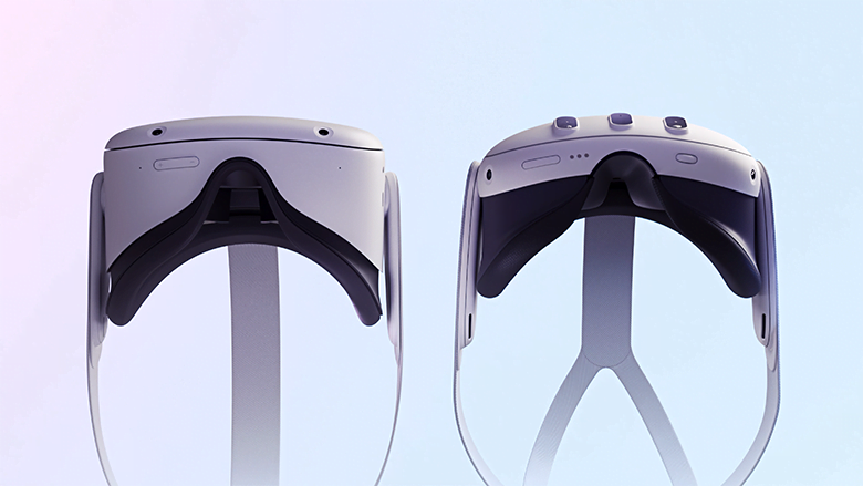 VR-Brillen Quest 2 und Quest 3 im Vergleich nebeneinander vor blauem Hintergrund.