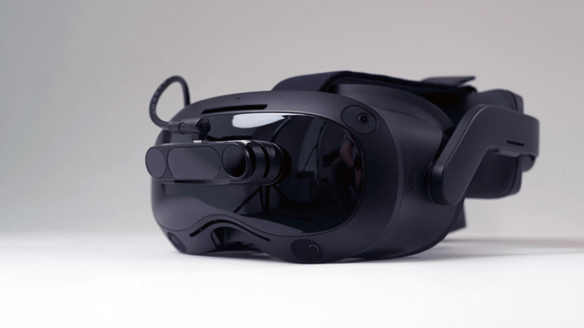 Ultraleaps neues Handtracking-Modul Leap Motion Controller 2, angebracht auf einer schwarzen VR-Brille.