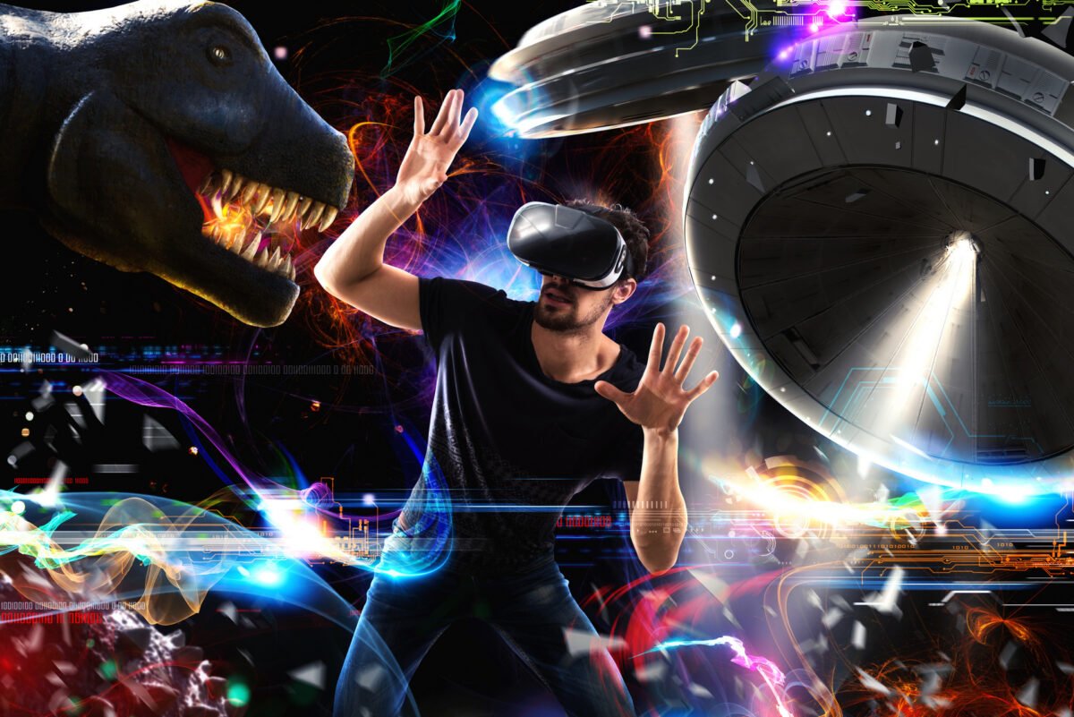 Mann mit VR-Brille, dahinter ein Dinosaurierkopf, Raumschiffe und viele bunte Farben