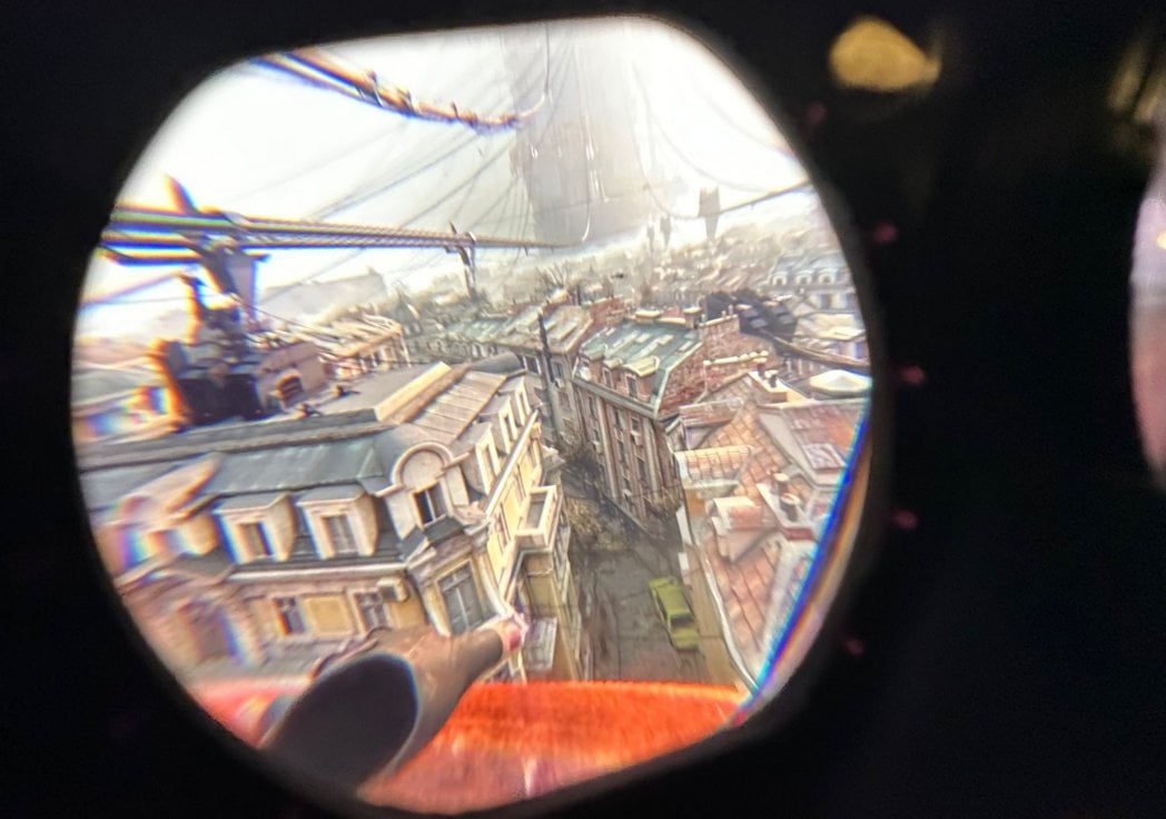Foto der PSVR 2 Linsen und darin der Blick auf City 17 im VR-Spiel Half Life Alyx
