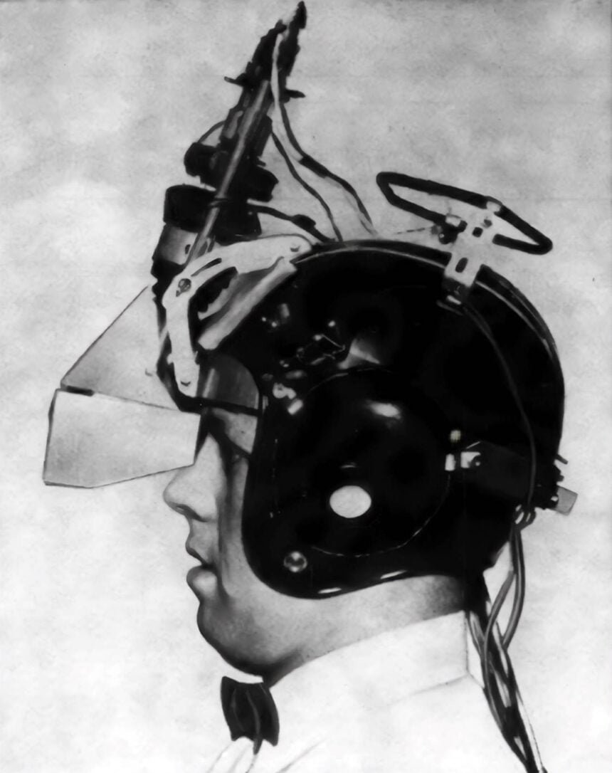 Ein Mann mit einem Datenhelm auf dem Kopf.