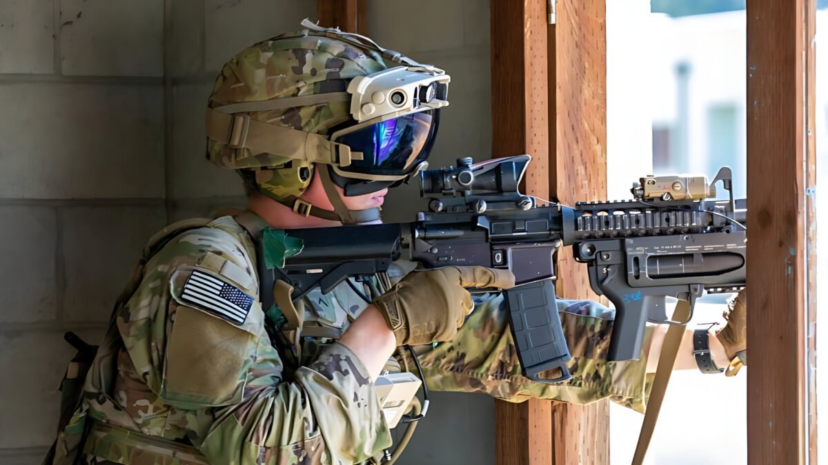 Ein Soldat legt im Häuserkampf mit der AR-Brille IVAS ein Sturmgewehr an.
