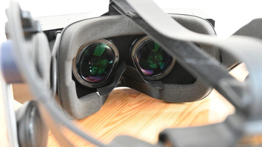 Blick auf die asphärischen Linsen der VR-Brille Pimax Crystal
