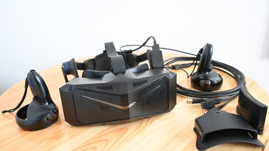VR-Brille Pimax Crystal auf Tisch mit Zubehör