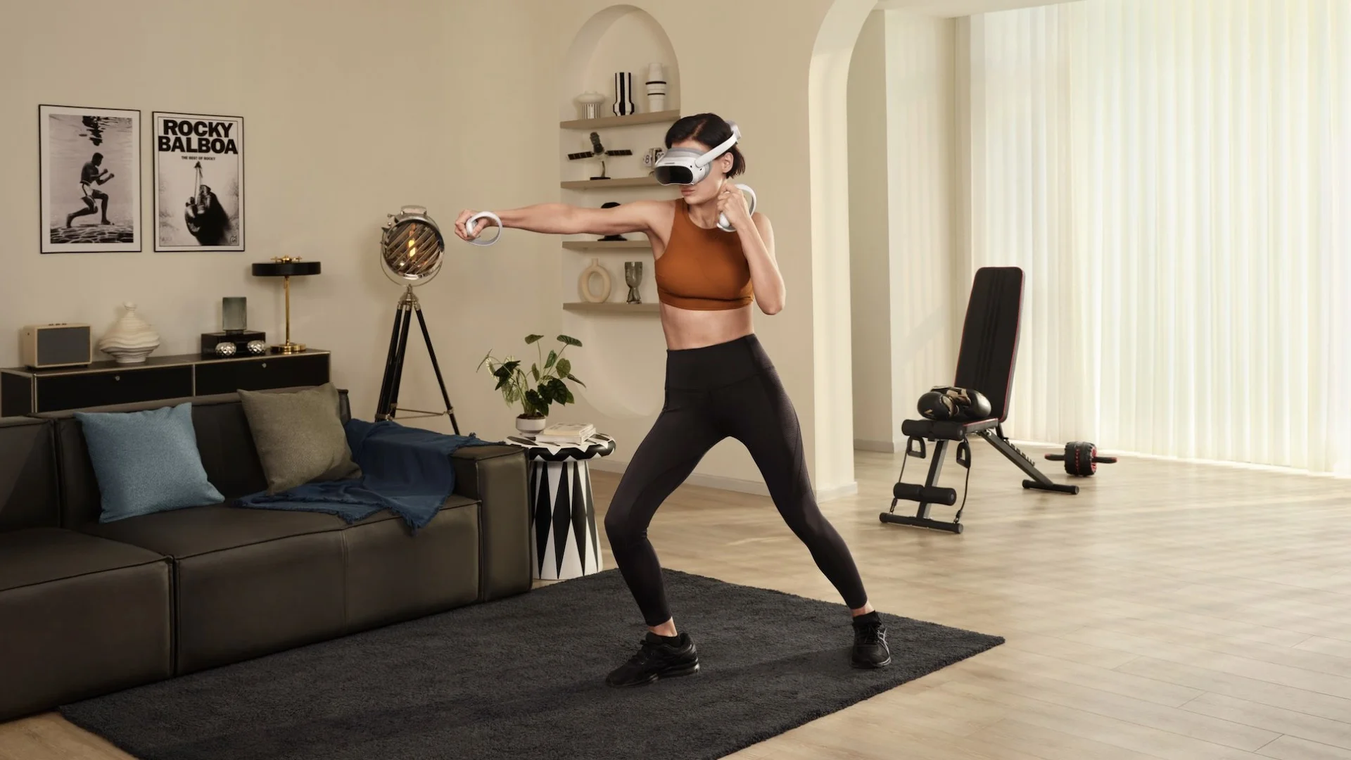 Спортивная женщина играет в виртуальный бокс с Pico 4 в гостиной.
