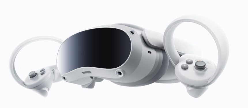 Freigestellte VR-Brille Pico 4 von schräg rechts mit Controllern an beiden Seiten