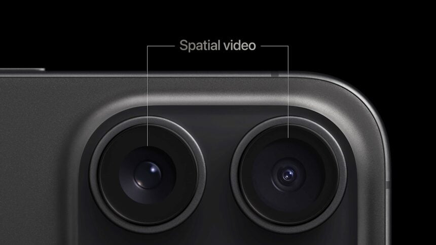 Detailaufnahme der Kameras des iPhone 15 Pro, die für räumliche Videos verantwortlich sind.