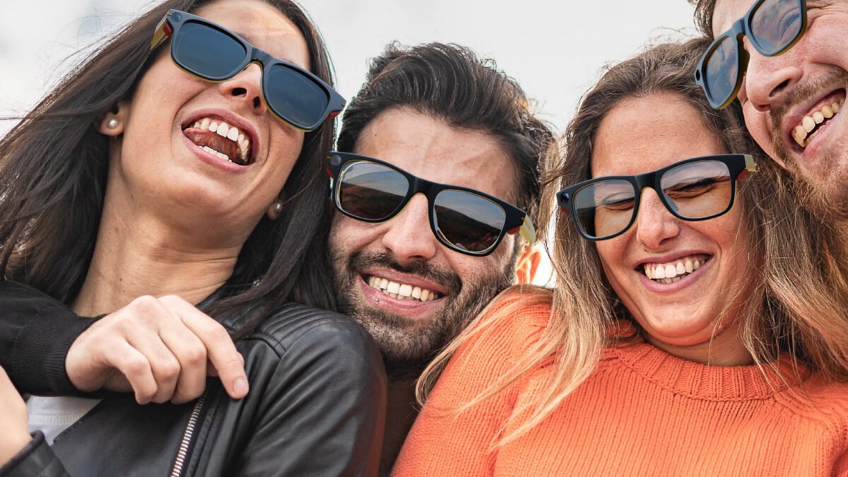 Zwei Frauen und zwei Männer auf einem Selfie, auf dem Sie Ray Ban | Meta Smart Glasses tragen