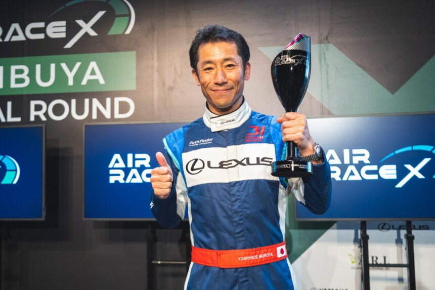 Pilot Yoshi Muroya mit der Trophäe als Sieger von Air Race X