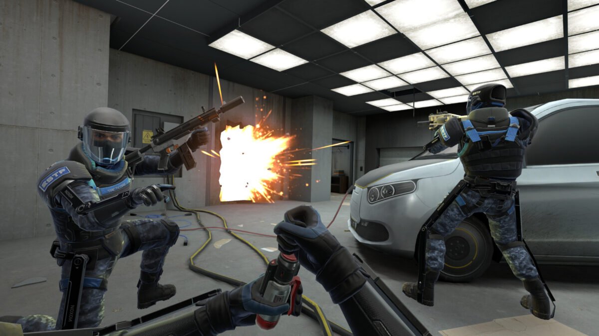 Szenenbild des VR-Shooters "Breachers" zeigt eine Spezialeinheit, die eine Tür in einer Parkgarage sprengt.