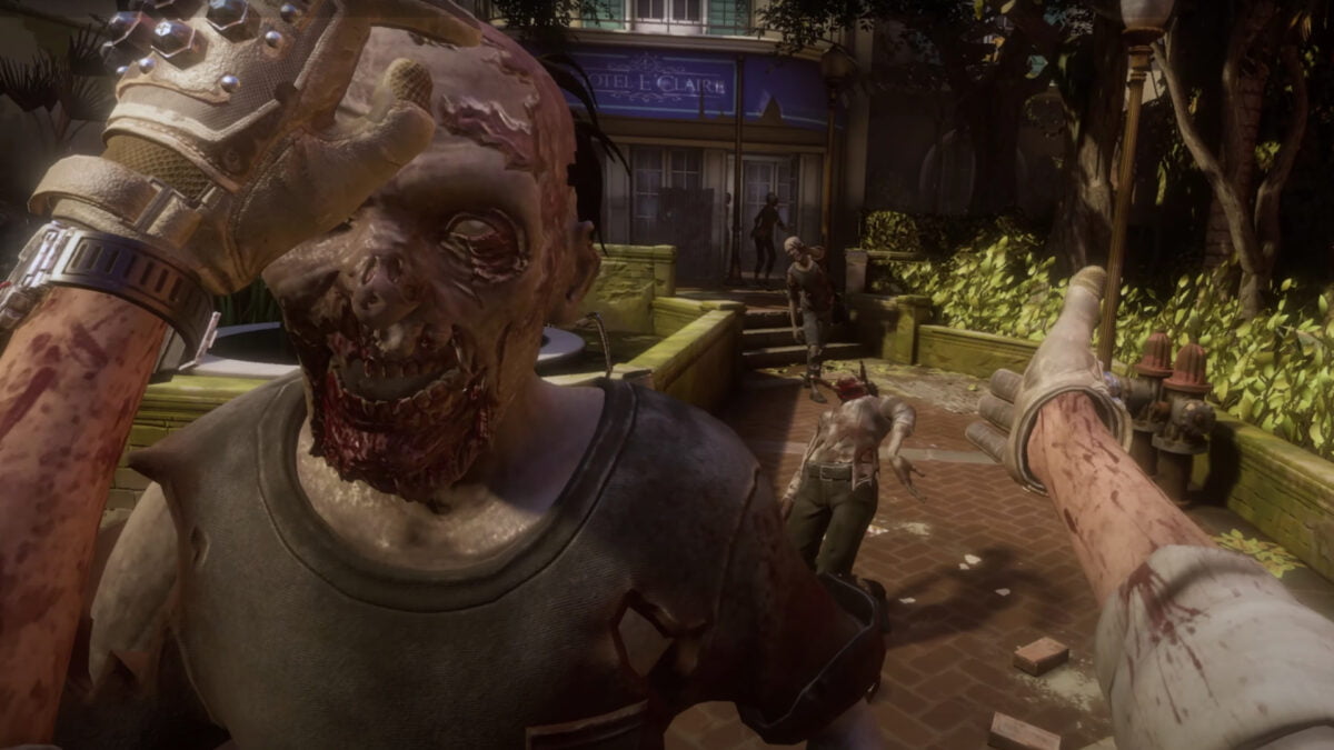 Im VR-Spiel The Walking Dead: Saints & Sinners hält ein Mann einen angreifenden Zombie am Kopf zurück.