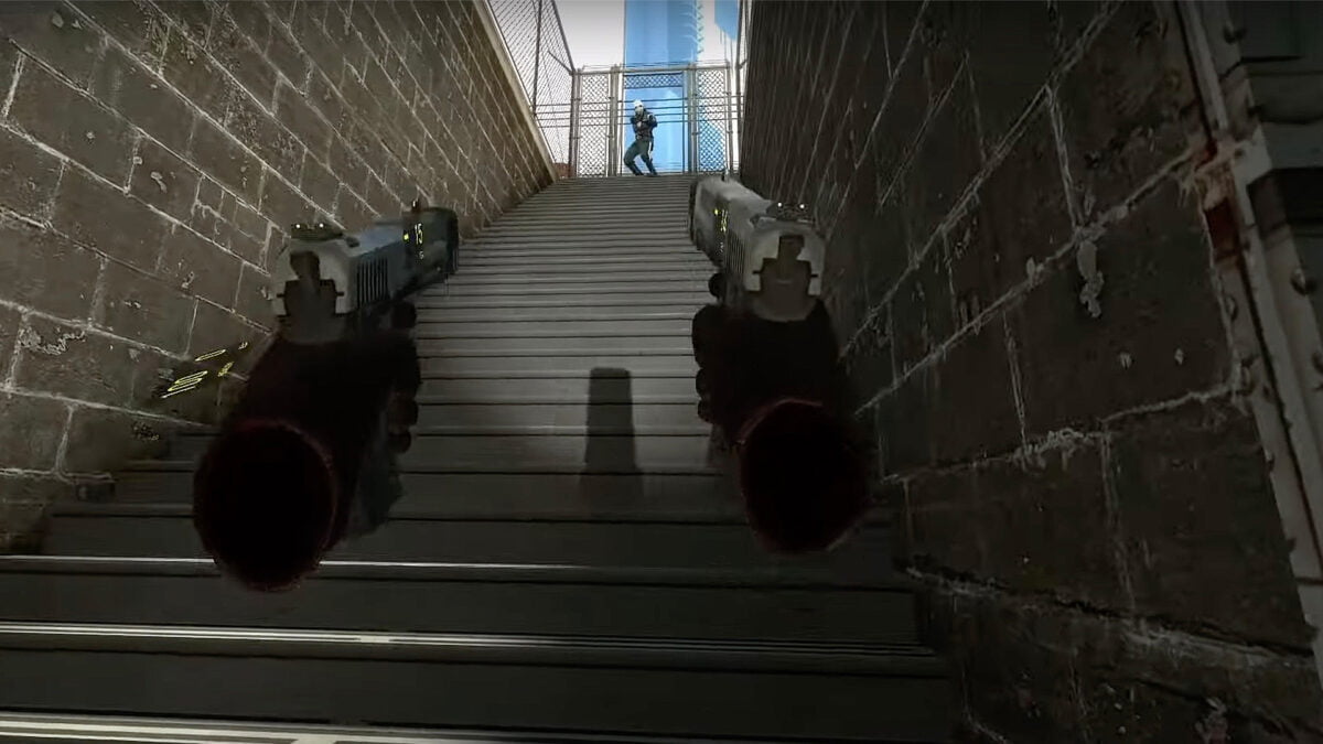 Der Spieler zielt beidhändig eine Treppe hoch auf einen Combine-Soldaten.