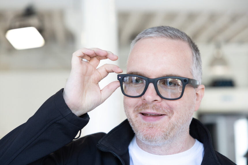 Redakteur Ben bedient die Ray-Ban | Meta Smart Glasses  mit der rechten Hand und freut sich sichtlich, dass es funktioniert