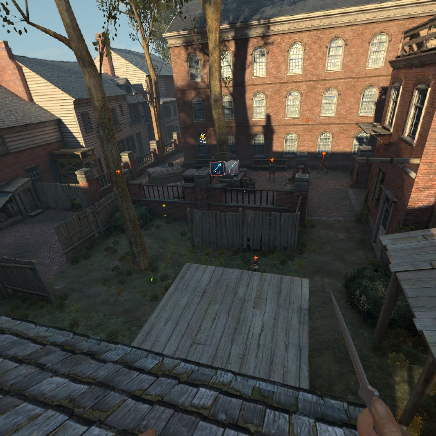Blick auf Gegner von einem Dach aus, Connor hält einen Wurfdolch in der Hand und im Blickfeld sieht man die Munitionsanzeige im VR-Spiel Assassin's Creed Nexus