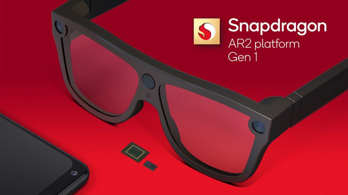 Prototypische AR-Brille mit davorliegendem winzigem Snapdragon AR2 Prozessor und Ko-Prozessor.