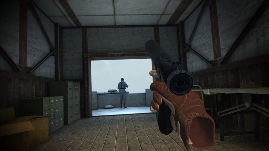 Die Spielfigur im VR-Spiel Sniper Elite VR: Winter Warrior schleicht mit einer Pistole in der Hand auf eine Wache zu. 