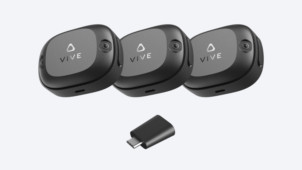Drei HTC Vive Ultimate Tracker und ein USB-C-Dongle.