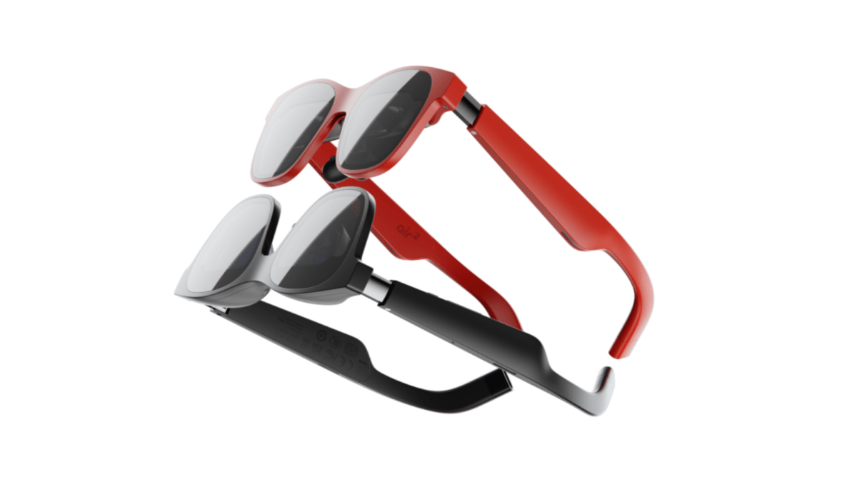 Zwei Xreal Air 2 AR-Brillen in den Farben rot und schwarz liegen aufeinander auf weißem Hintergrund.
